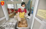 Cận cảnh bữa ăn bán trú của học sinh trong ngày đầu đi học
